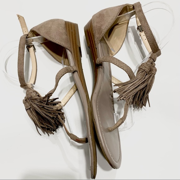 LIZ CLAIBORNE WEDGE THONG SANDALS NUDE COLOR WITH TUSSLE DETAIL - Picture 9 of 16